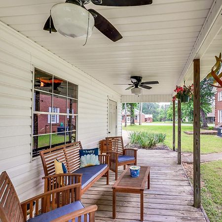 Delightful Retreat With Fireplace And Large Yard! Bagian luar foto