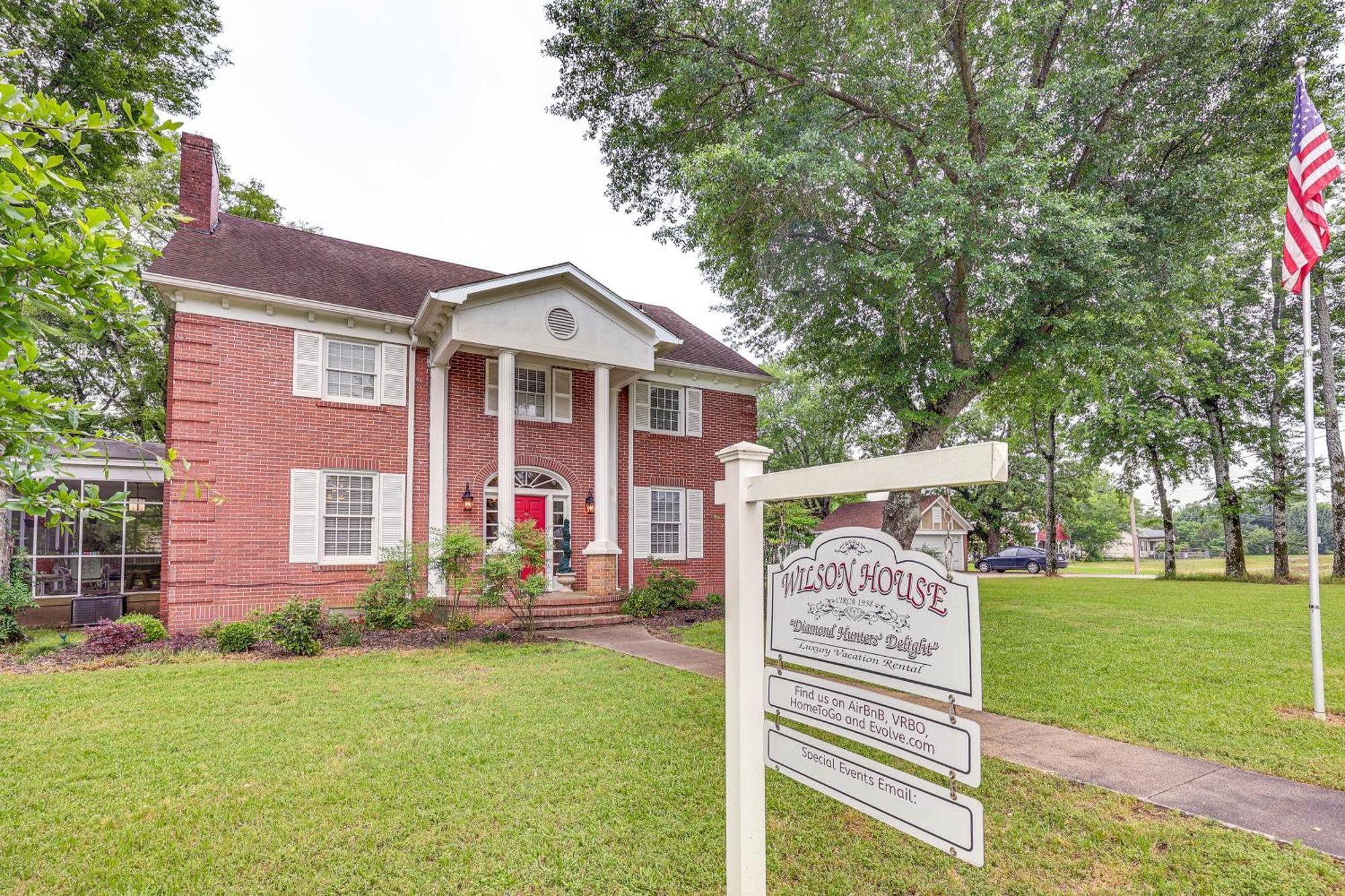 Delightful Retreat With Fireplace And Large Yard! Bagian luar foto