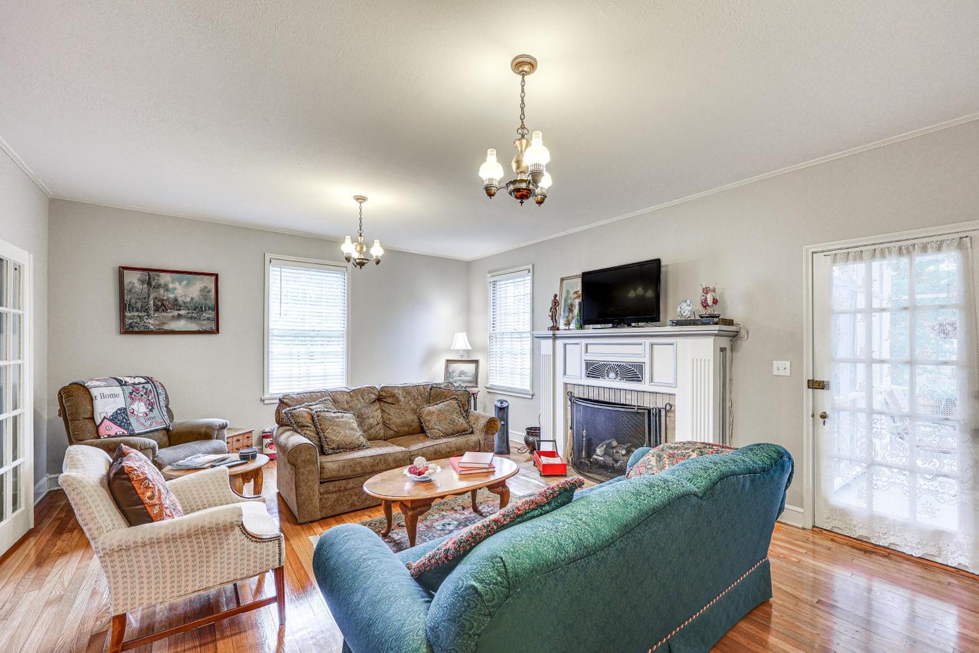 Delightful Retreat With Fireplace And Large Yard! Bagian luar foto