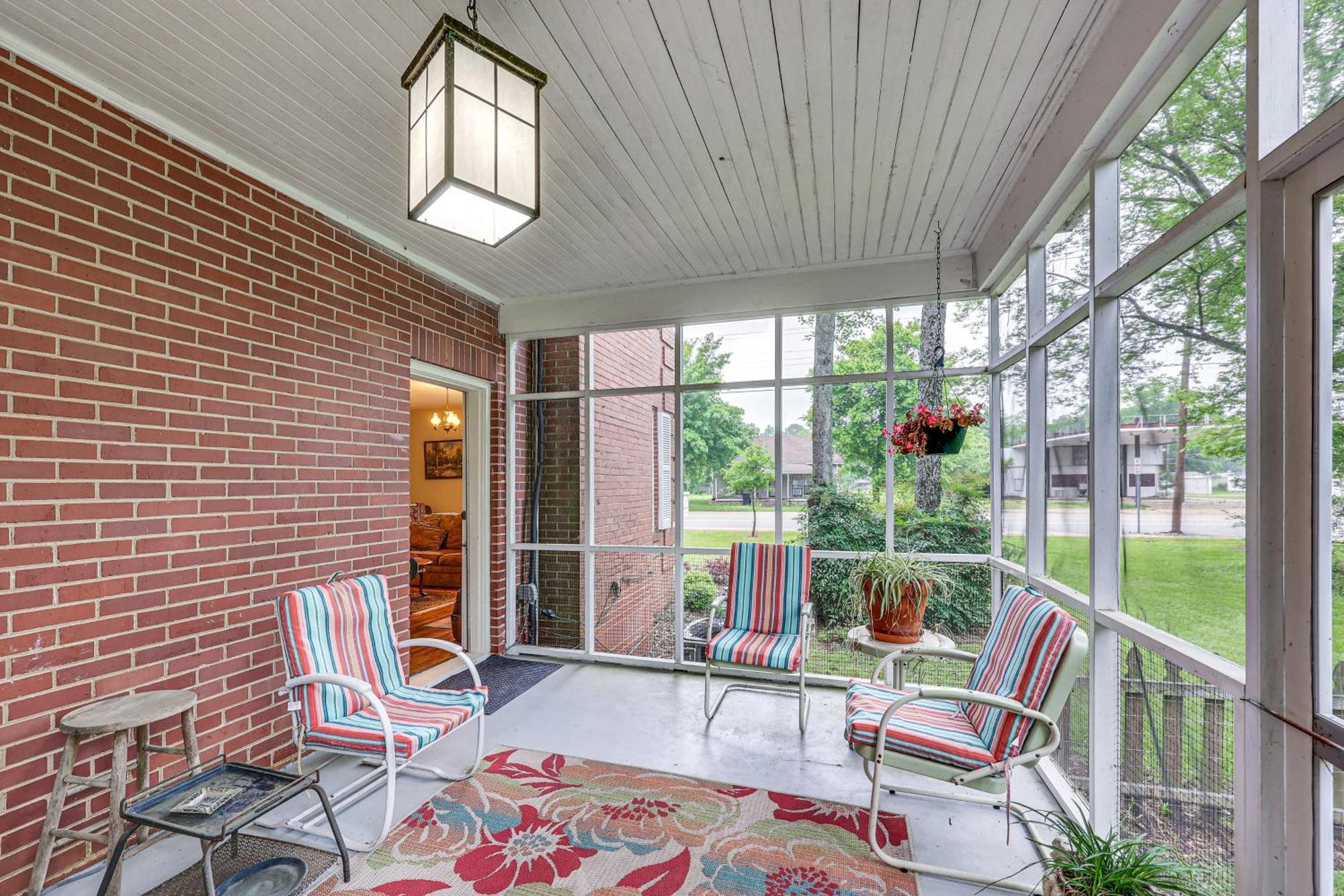 Delightful Retreat With Fireplace And Large Yard! Bagian luar foto