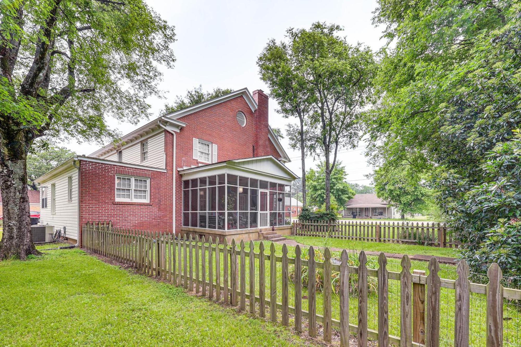 Delightful Retreat With Fireplace And Large Yard! Bagian luar foto