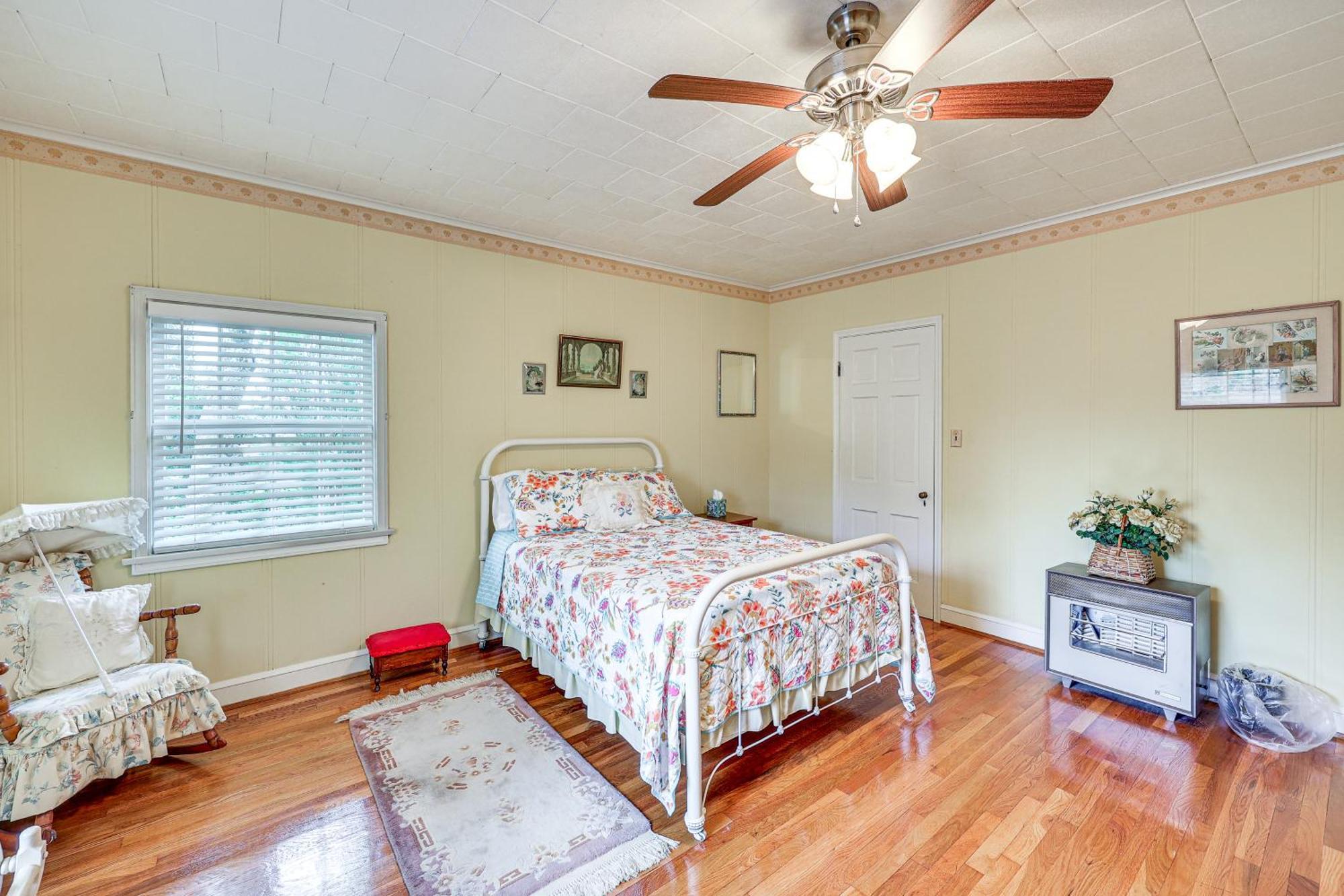 Delightful Retreat With Fireplace And Large Yard! Bagian luar foto