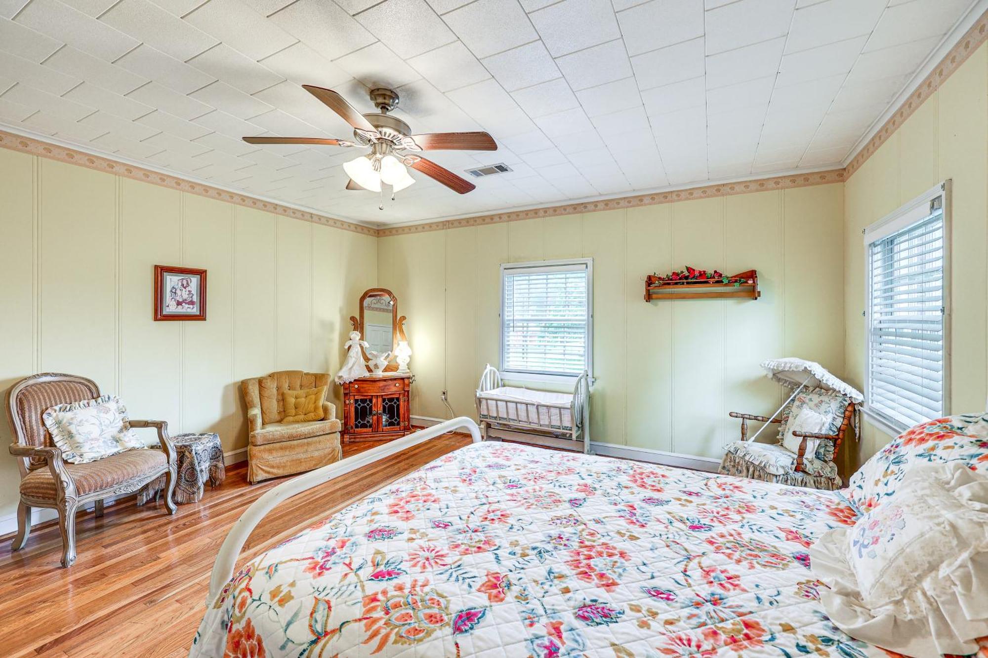 Delightful Retreat With Fireplace And Large Yard! Bagian luar foto