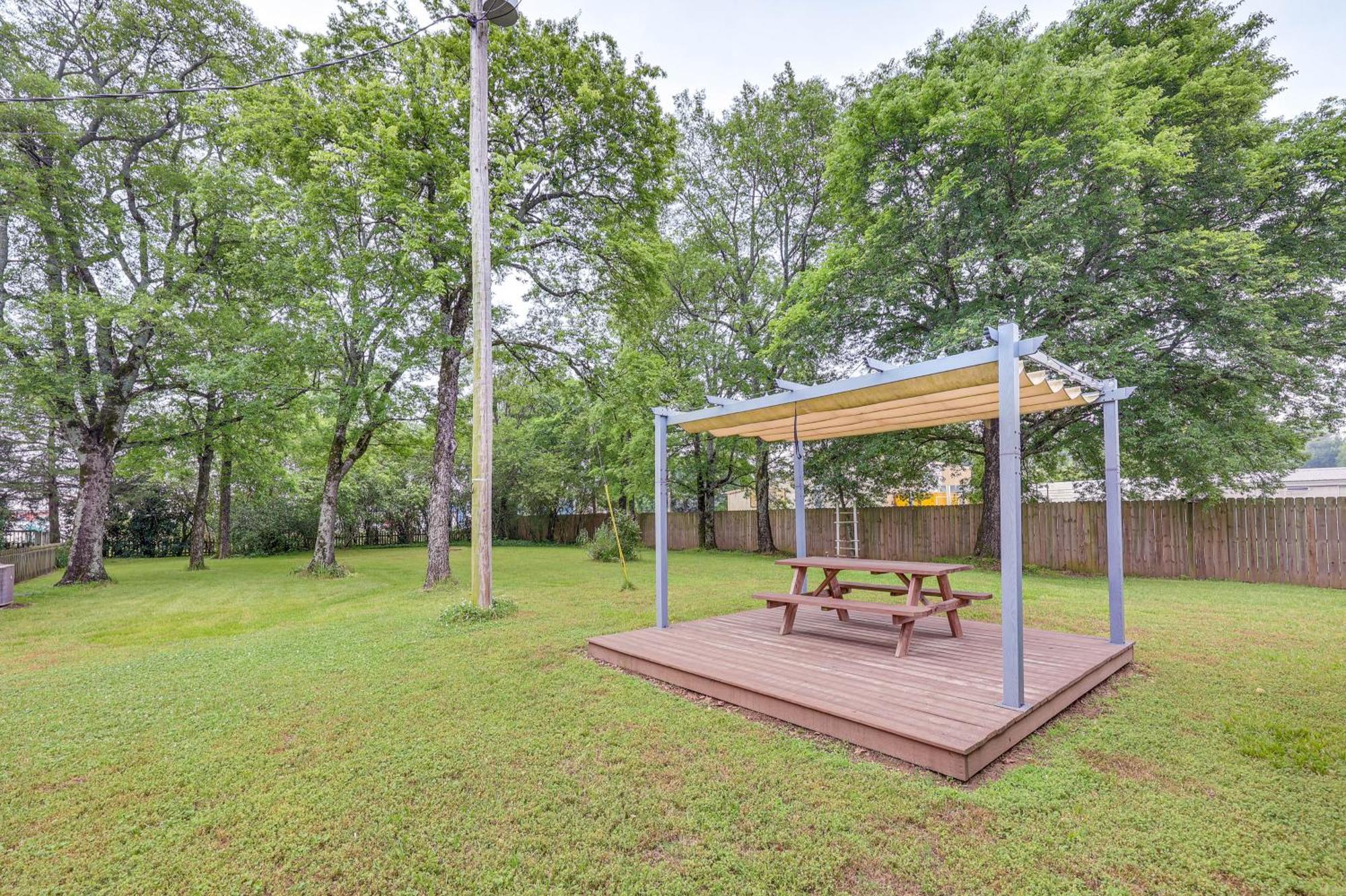 Delightful Retreat With Fireplace And Large Yard! Bagian luar foto