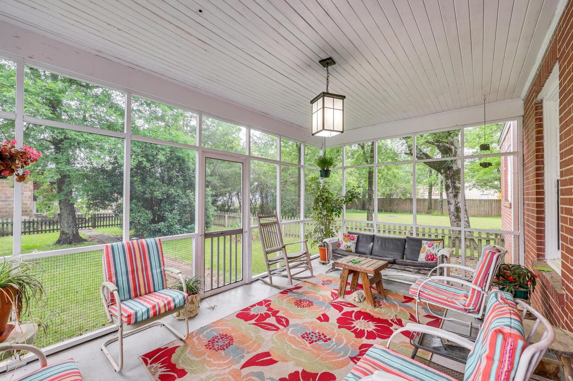 Delightful Retreat With Fireplace And Large Yard! Bagian luar foto