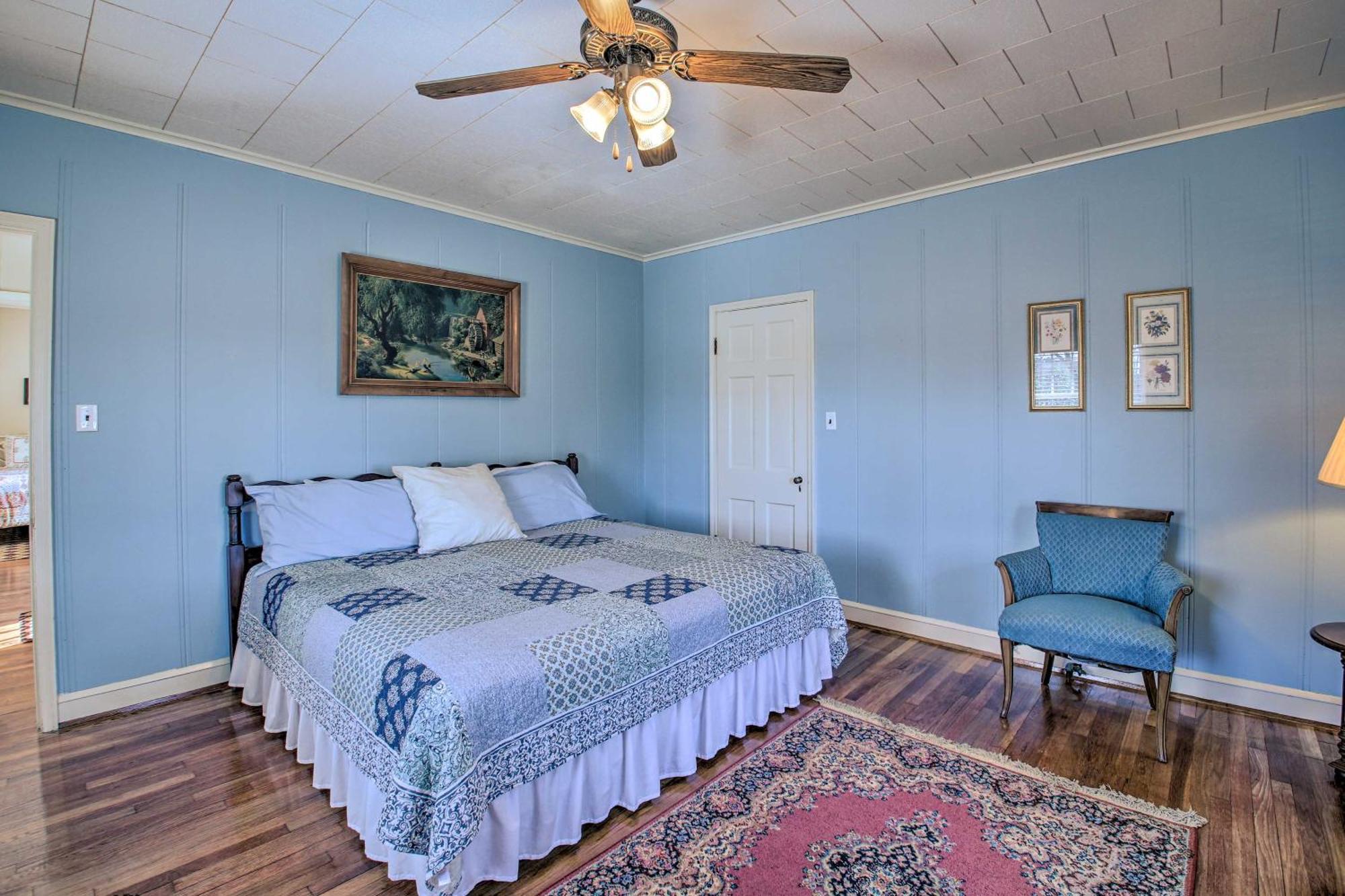 Delightful Retreat With Fireplace And Large Yard! Bagian luar foto