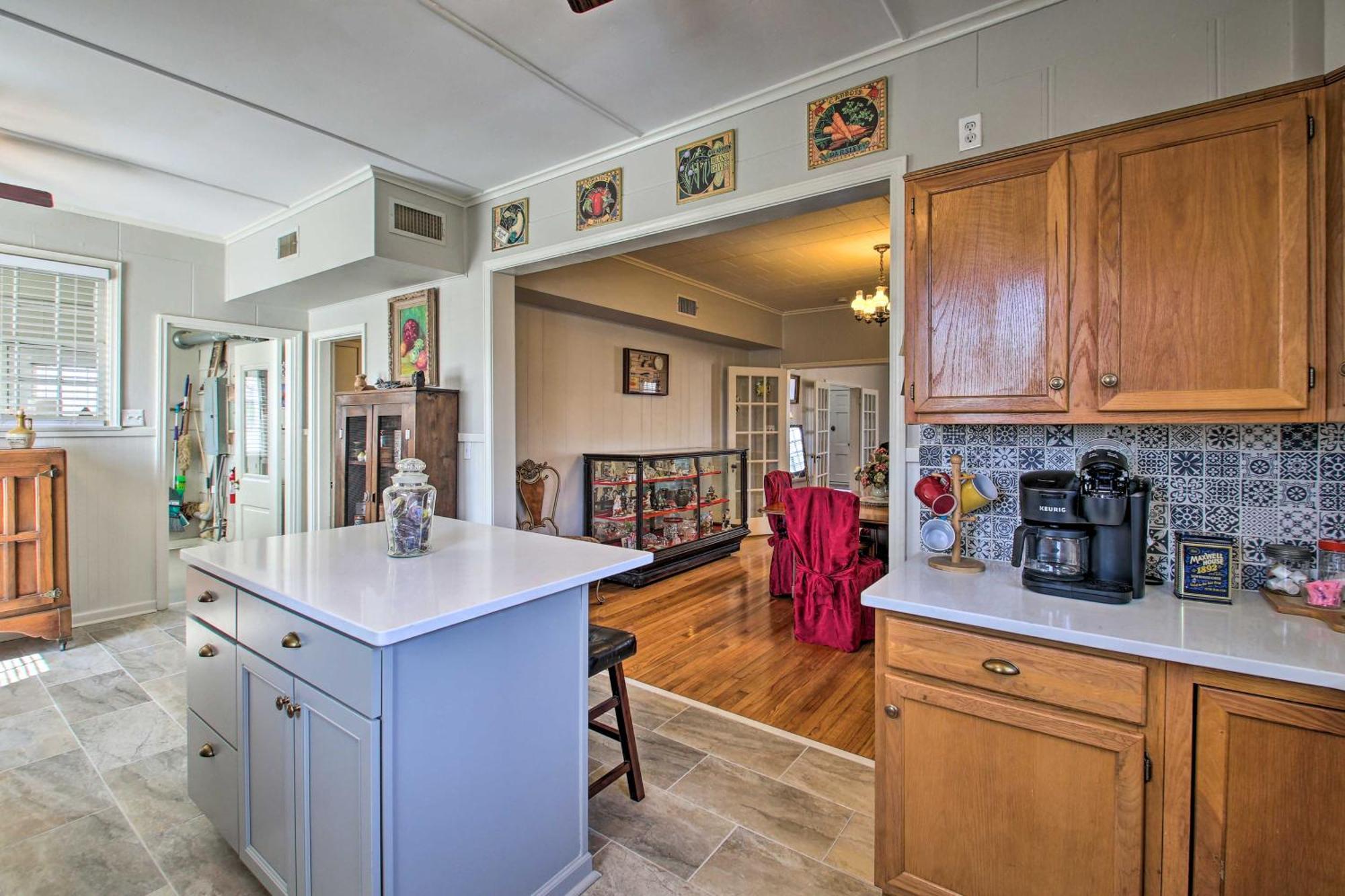 Delightful Retreat With Fireplace And Large Yard! Bagian luar foto