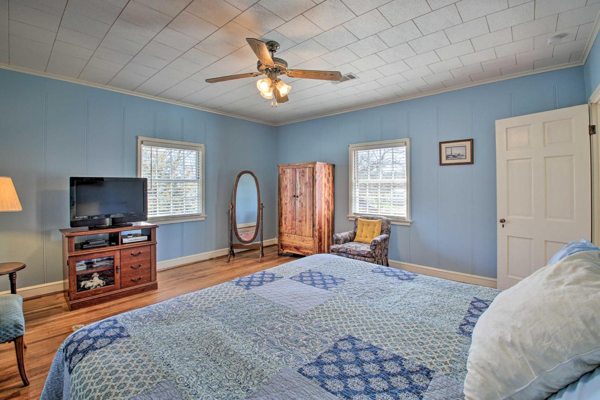 Delightful Retreat With Fireplace And Large Yard! Bagian luar foto