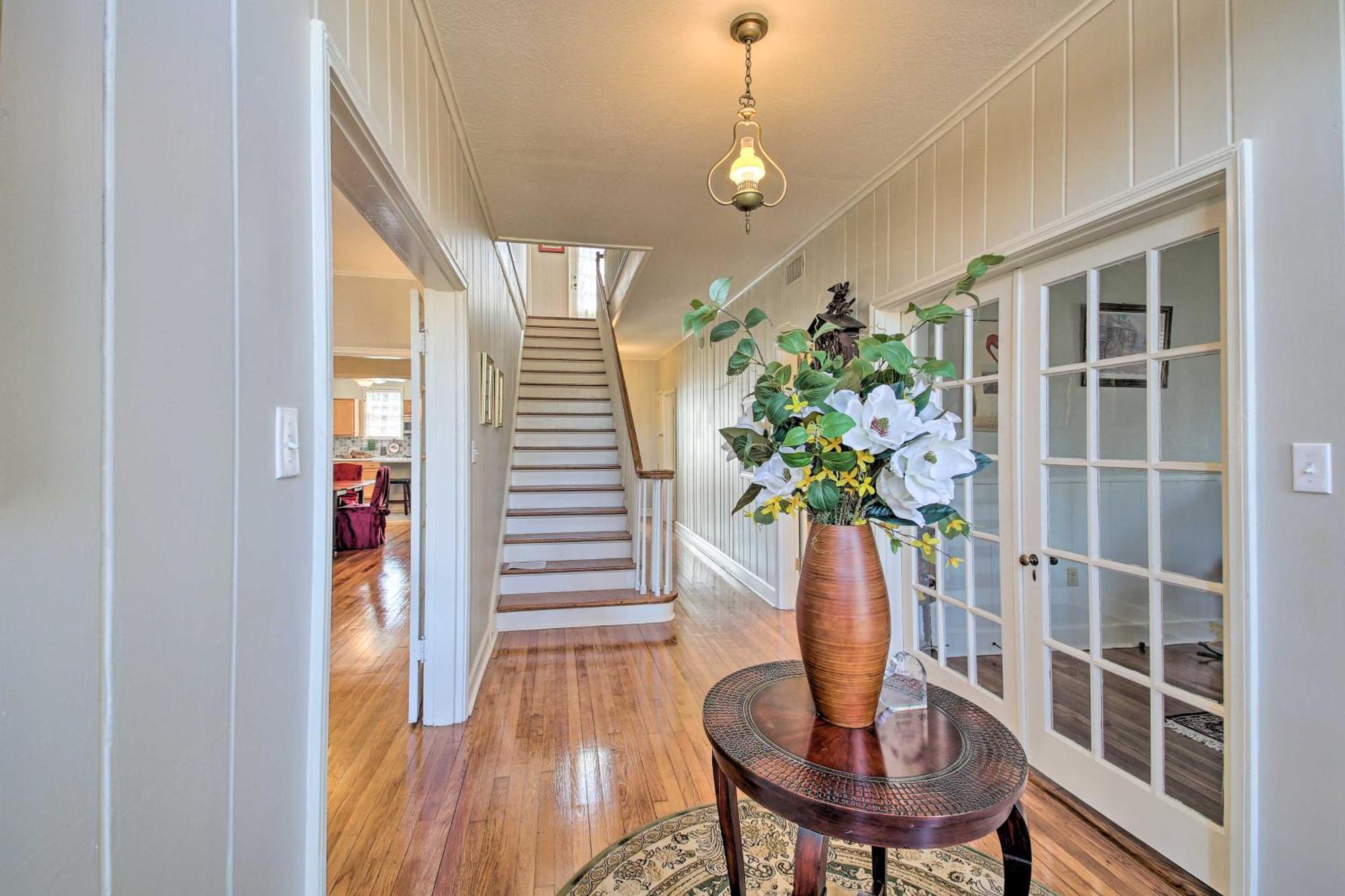 Delightful Retreat With Fireplace And Large Yard! Bagian luar foto