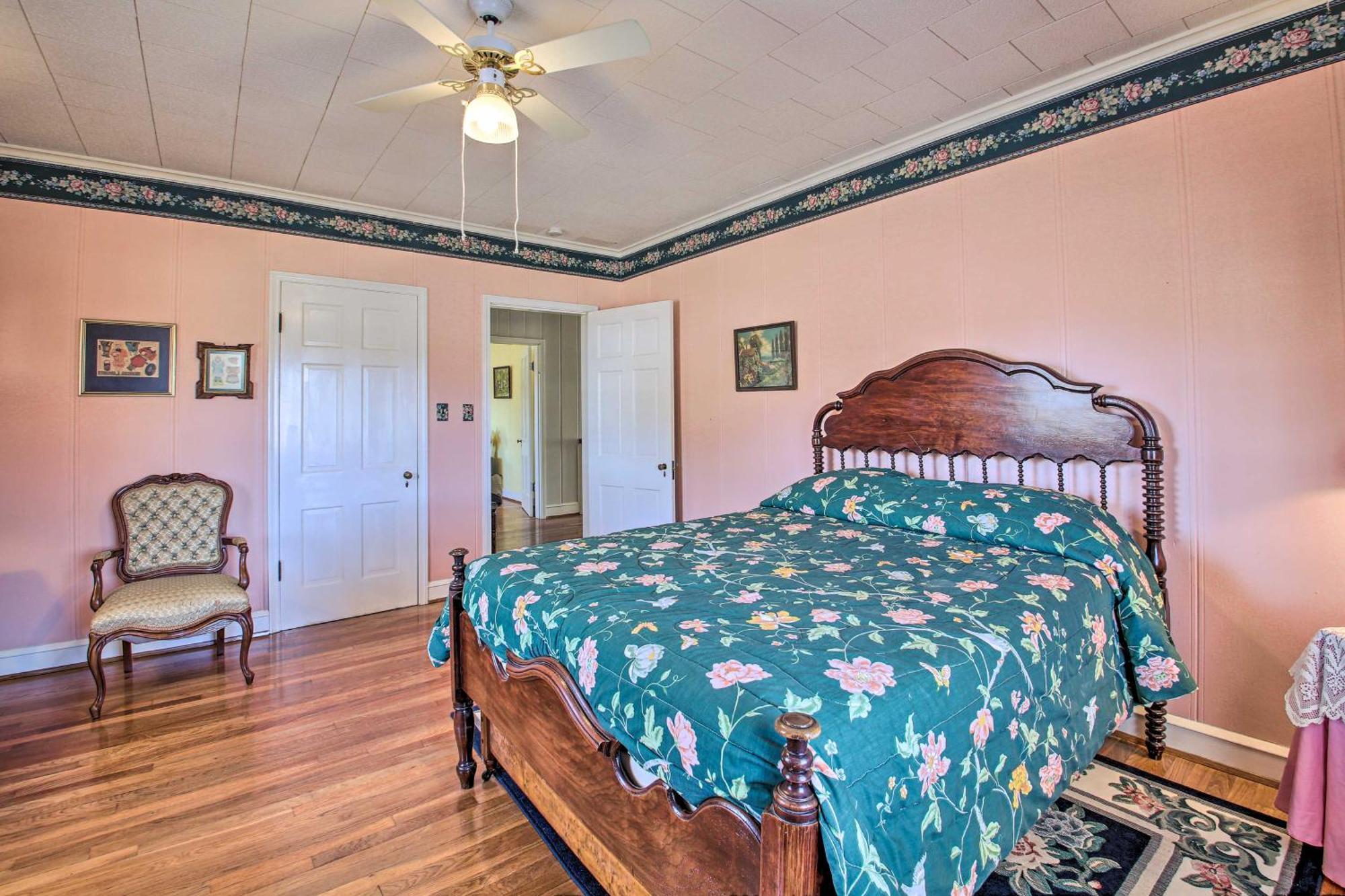 Delightful Retreat With Fireplace And Large Yard! Bagian luar foto