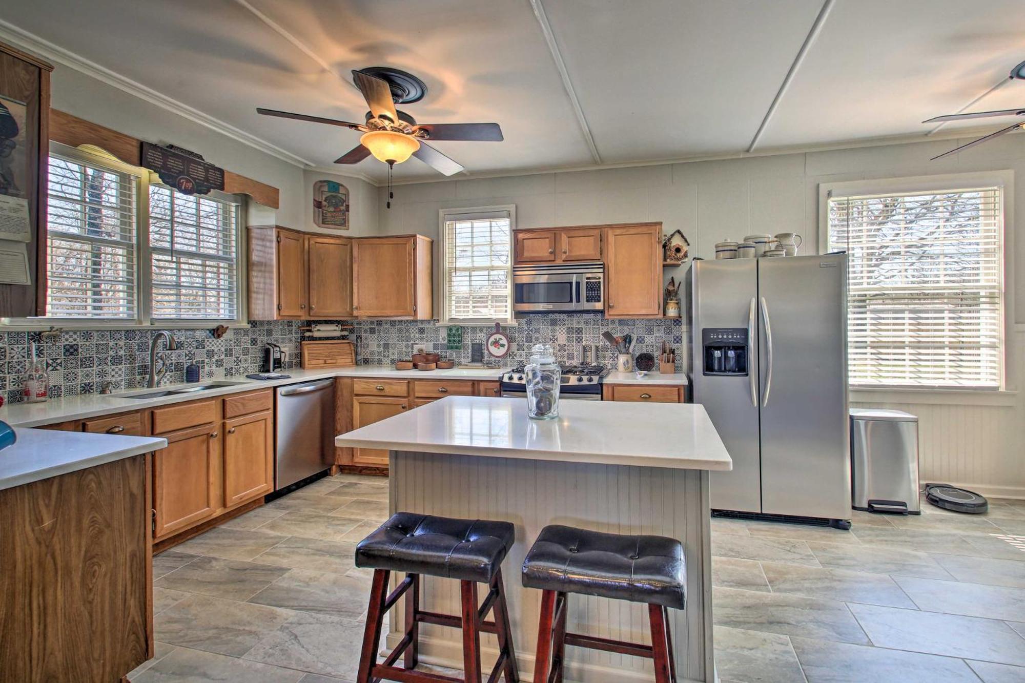 Delightful Retreat With Fireplace And Large Yard! Bagian luar foto