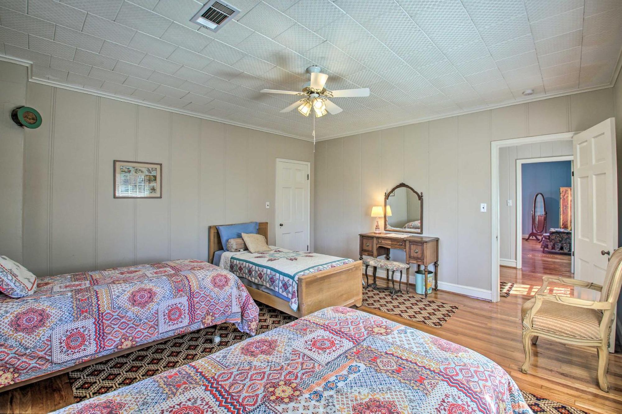 Delightful Retreat With Fireplace And Large Yard! Bagian luar foto